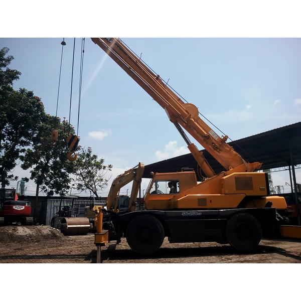 Sewa Roughter Crane Kato 25 Ton Surabaya